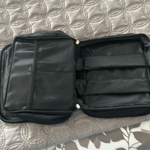 NWOT travel cosmetic bag - Picture 5 of 7